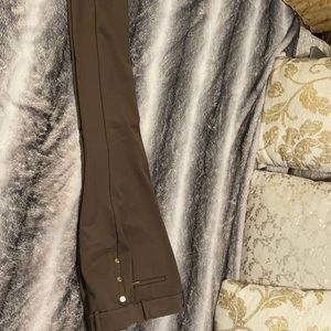 Beautiful pants in brown color stretchy very comfortable. Tube boot